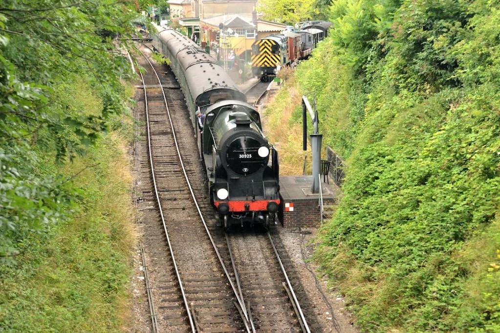 Villa Cosy House, A Train Spotter'S Delight! New Alresford Esterno foto